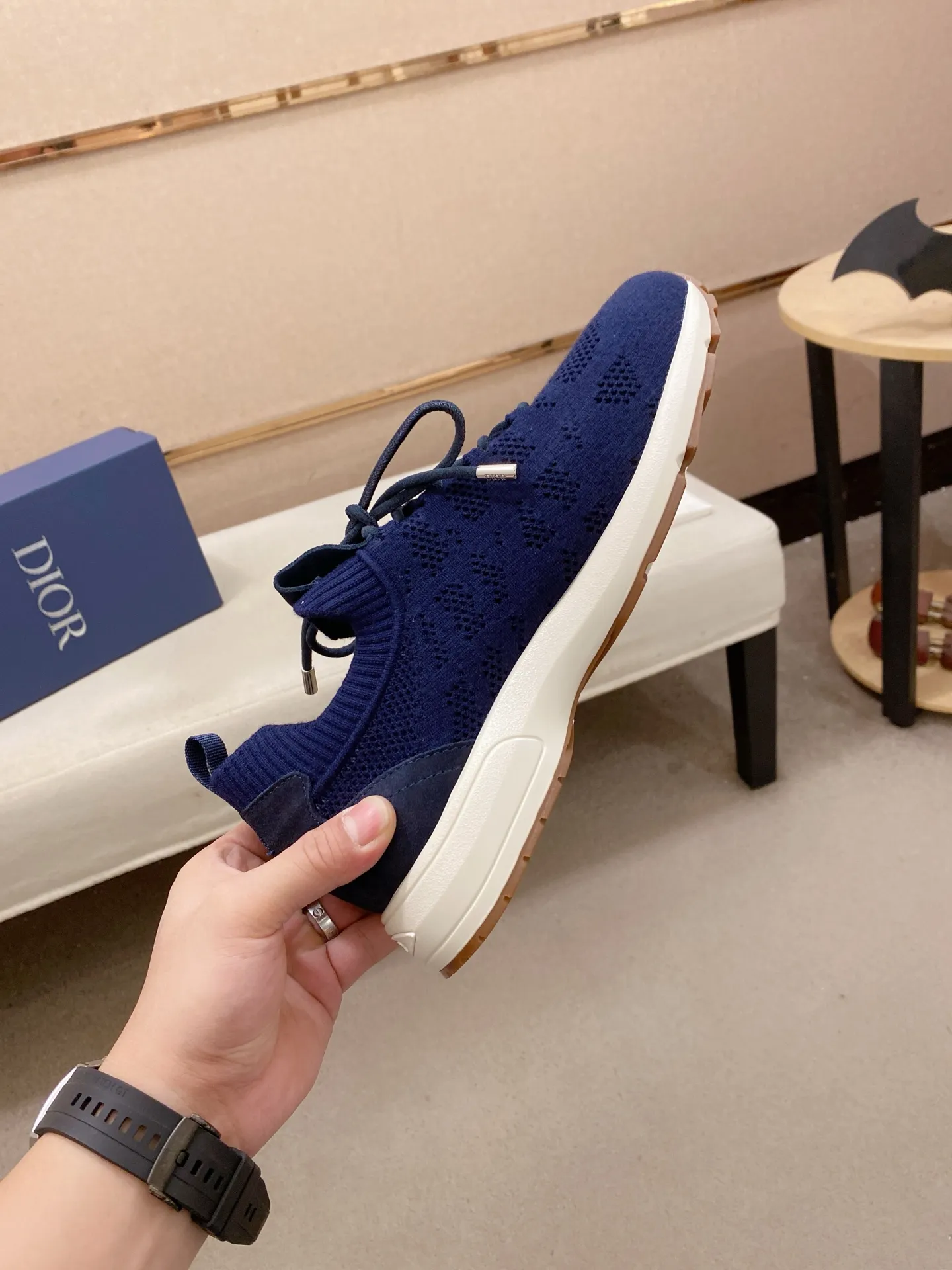 Factory price: 420💰Dior's latest men's fashion sneakers. This item draws inspiration from retro jogging shoes. Featuring a thick, low-top design, it features a mesh fabric upper and an ultra-light rubber foam sole. The side is decorated with an embossed "Di~r" logo. Code number: 39-44 (order 38, 45, 46)